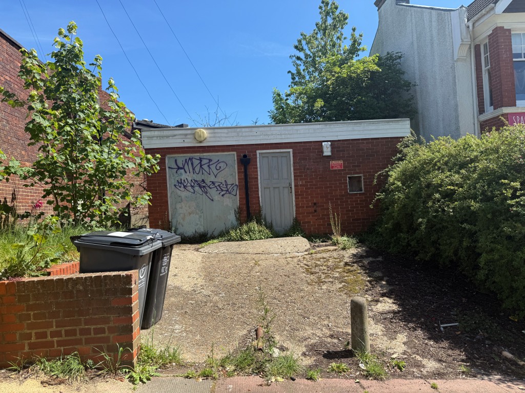 Lot: 22 - FORMER POLICE OFFICE WITH POTENTIAL - View of office from Stanford Avenue